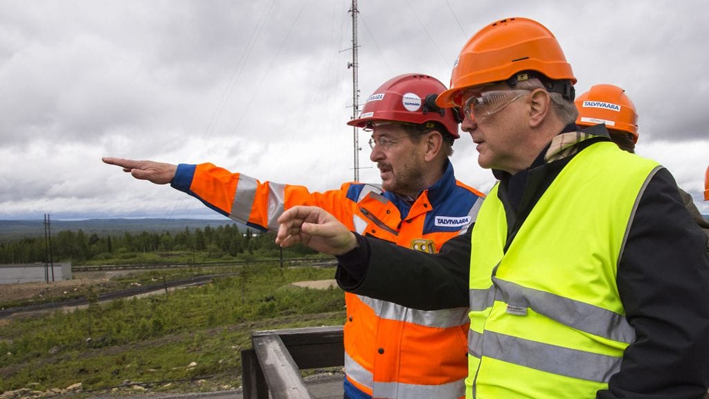 Harri Natunen esittelee näköalapaikalta elinkeinoministeri Olli Rehnille (kesk) liotusaluetta Talvivaaran kaivoksella Sotkamossa maanantaina 15.kesäkuuta 2015.