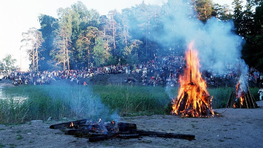 "Jos päihteitä käytetään runsaasti ja reippaasti, niin silloin maalla ja vesillä tapahtuu ikäviä asioita", sanoo Helsingin pelastuslaitoksen viestintäpäällikkö Taisto Hakala.