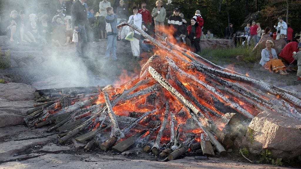 Alue, jolla tulta on poltettu, tulisi jäähdyttää hyvin kastelemalla sitä reilusti.