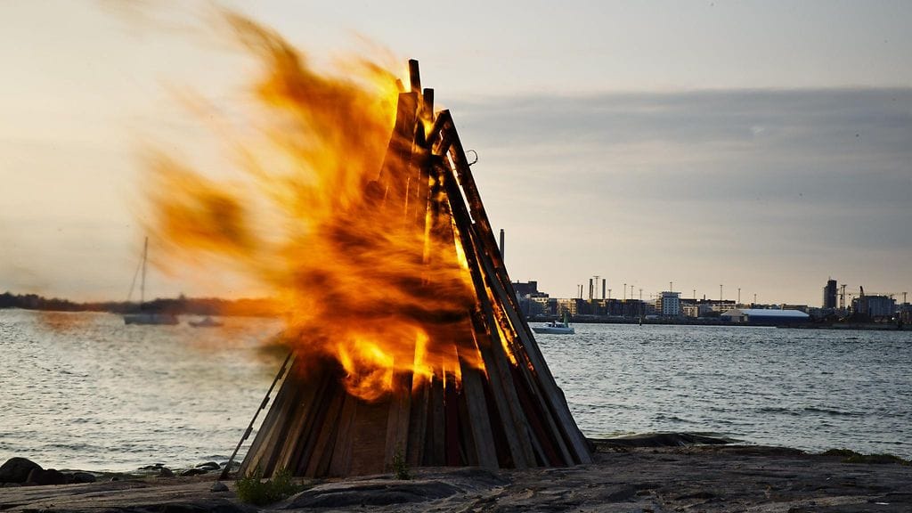 Kokon polttamista ei suositella paljaalla kalliolla ympäristöhaittojen takia.