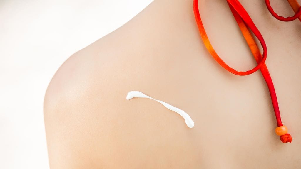 Nainen laittaa aurinkorasvaa (3)