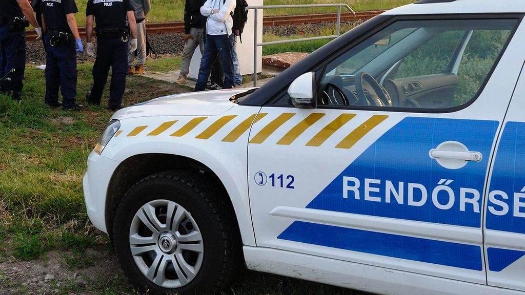 Unkarin poliisi otti kiinni laittomia maahanpyrkijöitä Serbian rajan lähistöllä 21. toukokuuta 2015.