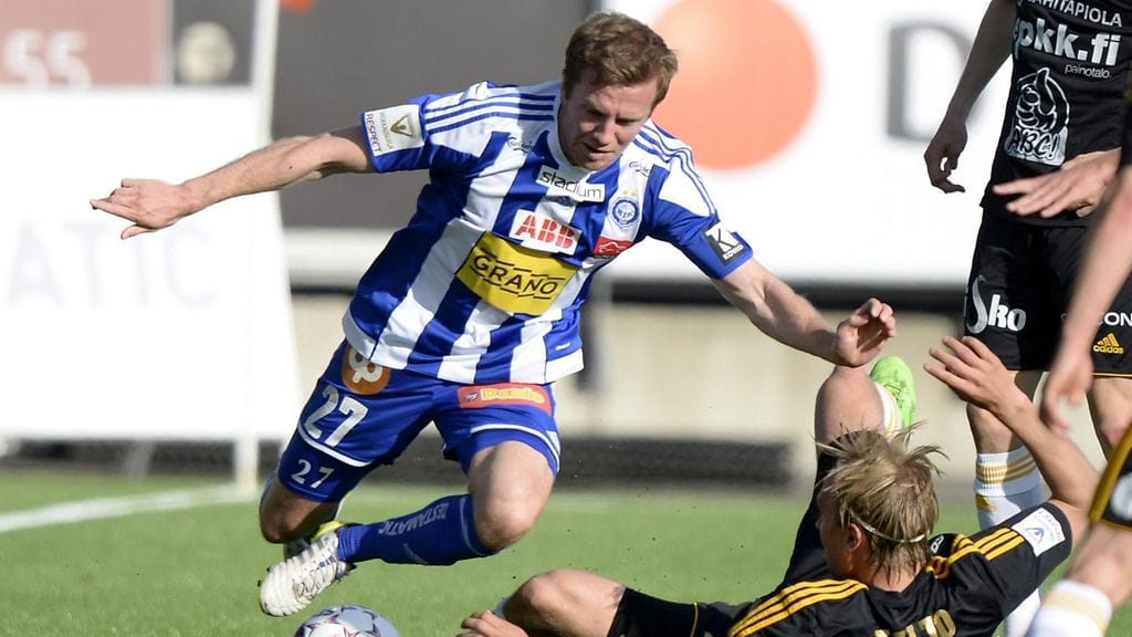 HJK:n Sebastian Sorsa ja SJK:n Henri Aalto taistelussa.