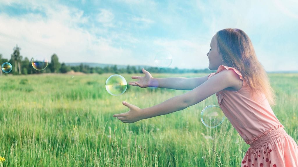 Nainen ja saippuakuplia
