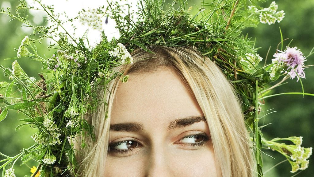 Nainen ja kukkaseppele