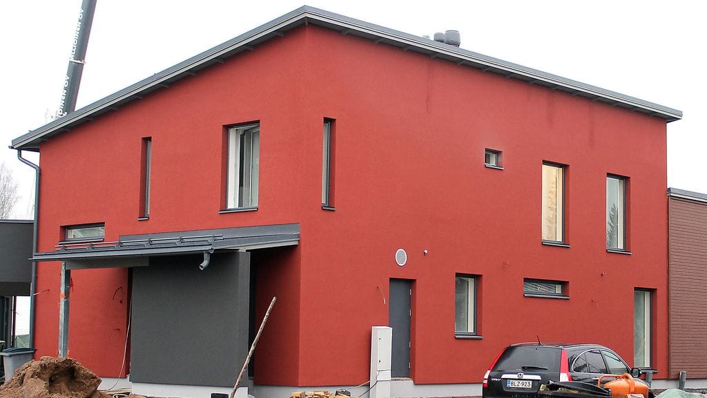 Ulkona on jo melkein valmista, sisällä vielä iso urakka.