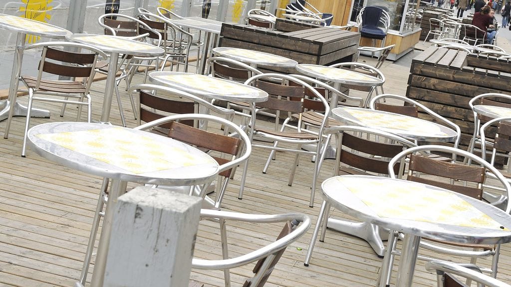 Koleat kelit ovat pitäneet väen poissa terasseilta. Kuvituskuva.