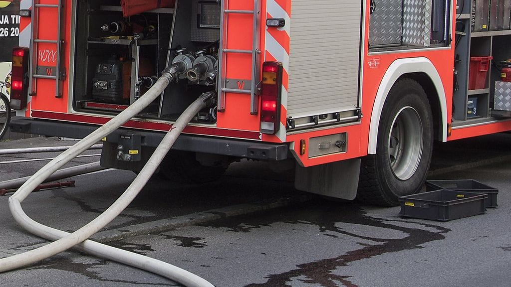 Paikalla sammutustöissä on noin parikymmentä pelastuslaitoksen yksikköä. Kuvituskuva.