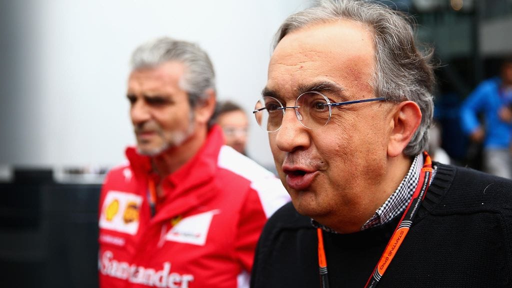 Sergio Marchionne (etualalla) on kivi Maurizio Arrivabenen (takana) kengässä, uskoo Eddie Irvine.