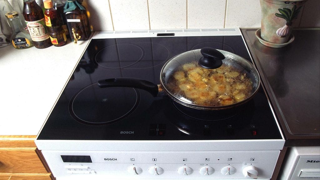 Käytännössä kaikki liesipalohälytykset johtuvat kokkaajan tekemistä virheistä. Kuvituskuva.