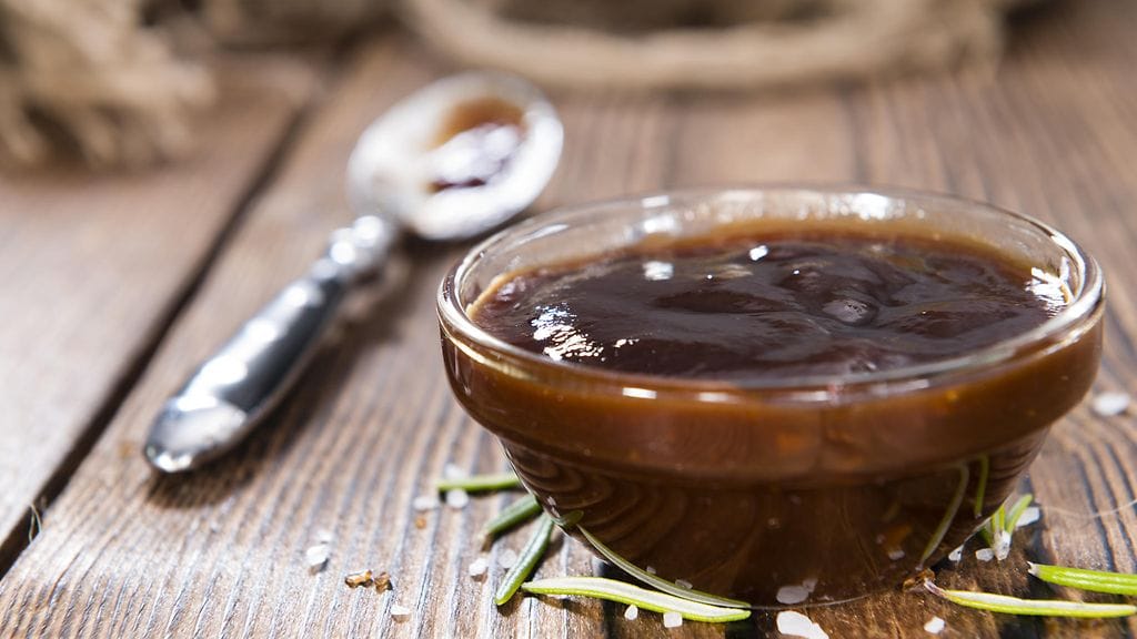 Kinkun kastikkeeseen kannattaa lisätä piparkakkuja.