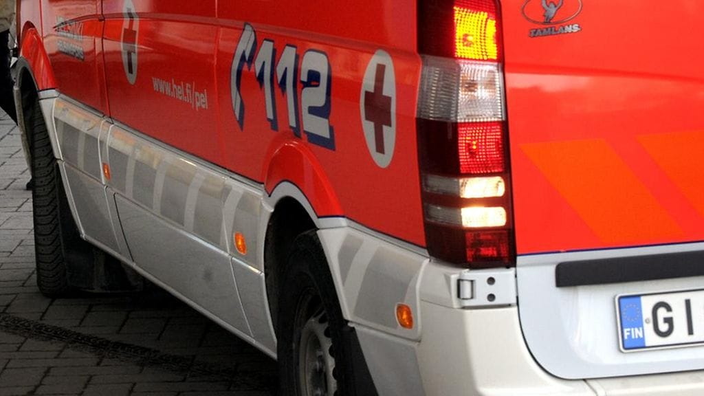 Usein vaaratilanteita ensihoitajille aiheuttavat päihtyneet tai huumaantuneet potilaat. Kuvituskuva.