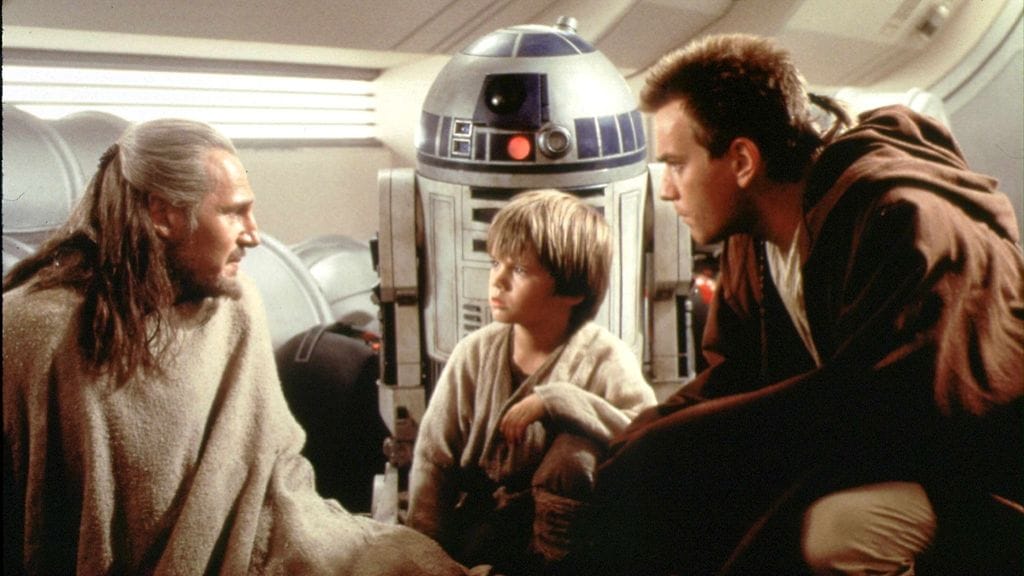 Liam Neeson (vas.), Jake Lloyd and Ewan McGregor elokuvassa Tähtien sota: Episodi I – Pimeä uhka.