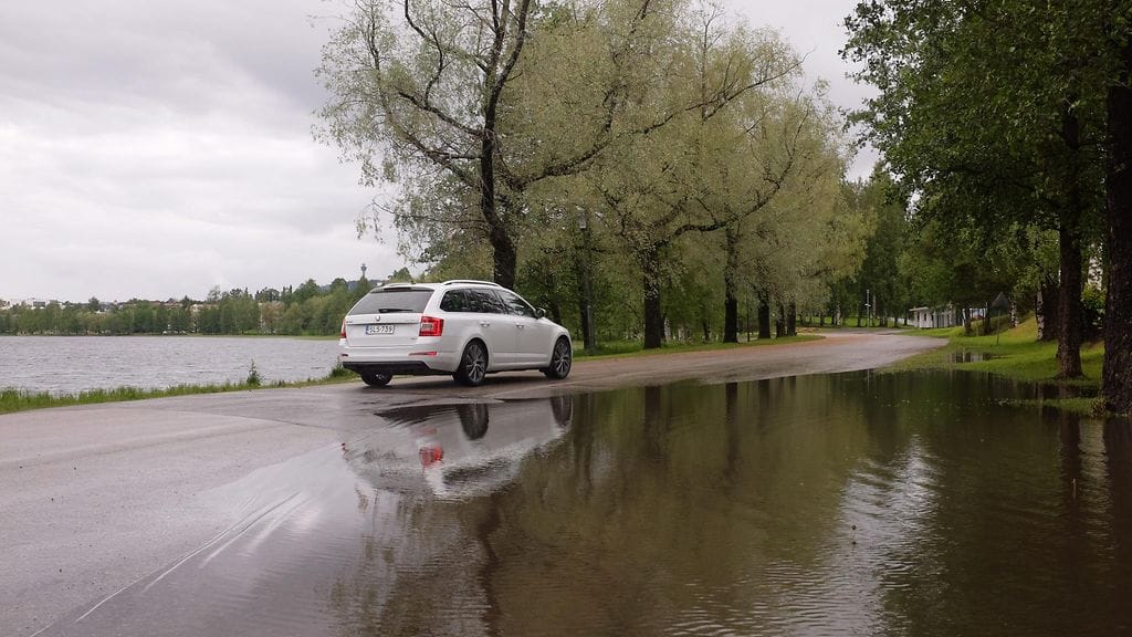 Tie lainehti vedestä Kuopion Väinölänniemellä 23. kesäkuuta 2015.
