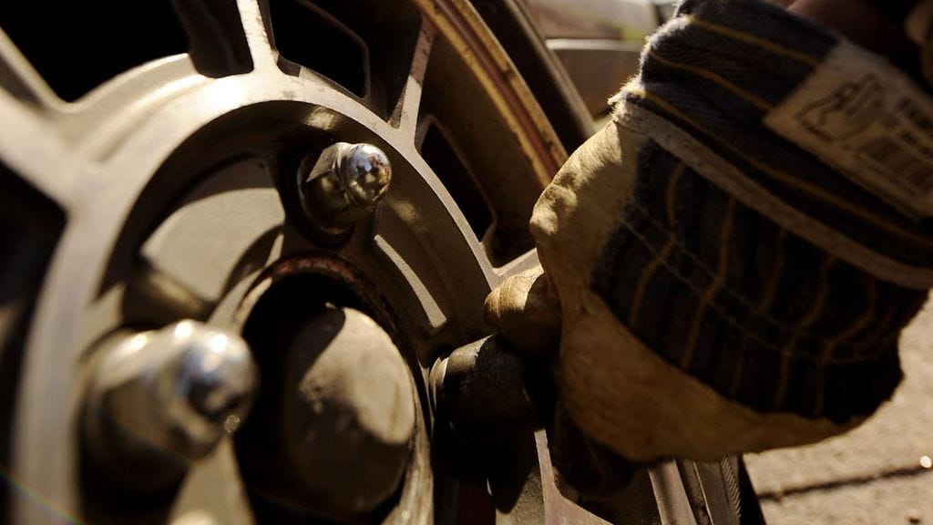 Renkaan pultteja oli löysätty ja irrotettu niin, että ainakin yhdestä autosta on irronnut pyörä ajon aikana.