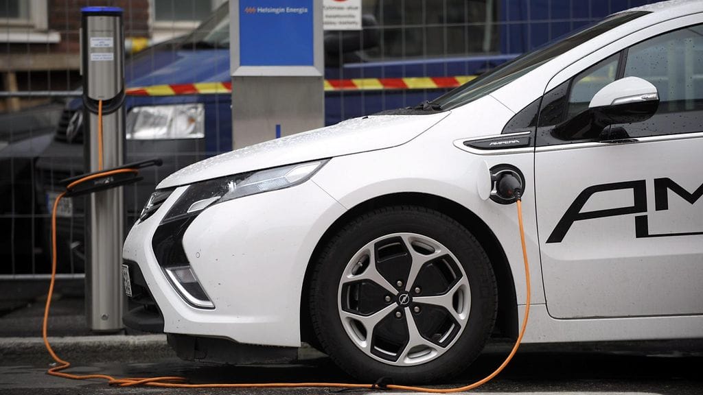 Sähköautoa ladataan Helsingissä 27. kesäkuuta 2013.