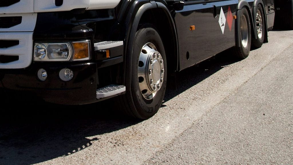 Kuorma-auto suistui Interstate 650 -tien poistumisrampilta ja törmäsi kalifornialaismiehen taloon. Kyseessä oli neljäs kerta kun ajoneuvo on romuttanut miehen asumuksen. Kuvan kuorma-auto ei liity tapaukseen.