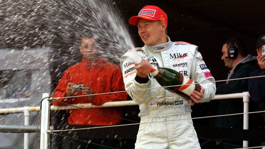 Mika Häkkinen suihkutteli kuohujuomaa Silverstonessa heinäkuussa 2001.