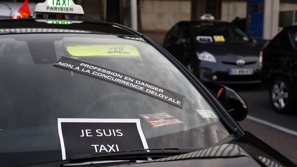 Taksiautoilijat ovat vastustaneet Uber -taksiyhtiötä jo pitkään. "Ammatti vaarassa, ei epäreilulle kilpailulle", luki Orlyn lentokentällä parkissa olleessa ranskalaistaksissa kesäkuussa 2015.