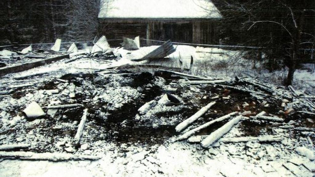 Poliisin kuvaa surmapaikalta 31. tammikuuta 2015. Molemmat rakennukset tuhoutuivat tulipalossa täysin.