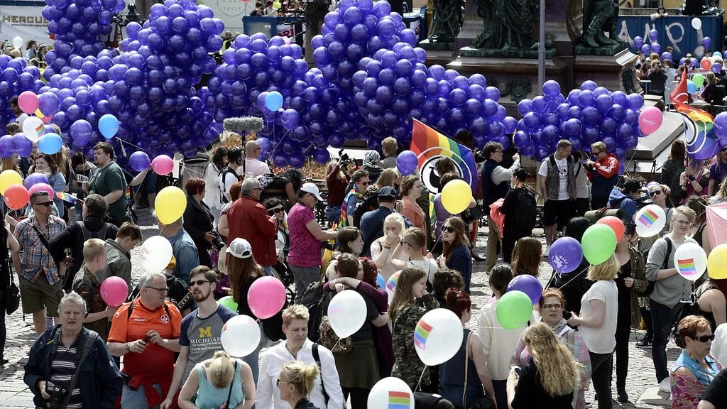 Helsinki Pride kulkueen osallistujia kerääntyy Senaatintorille Helsingissä 27. kesäkuuta 2015.