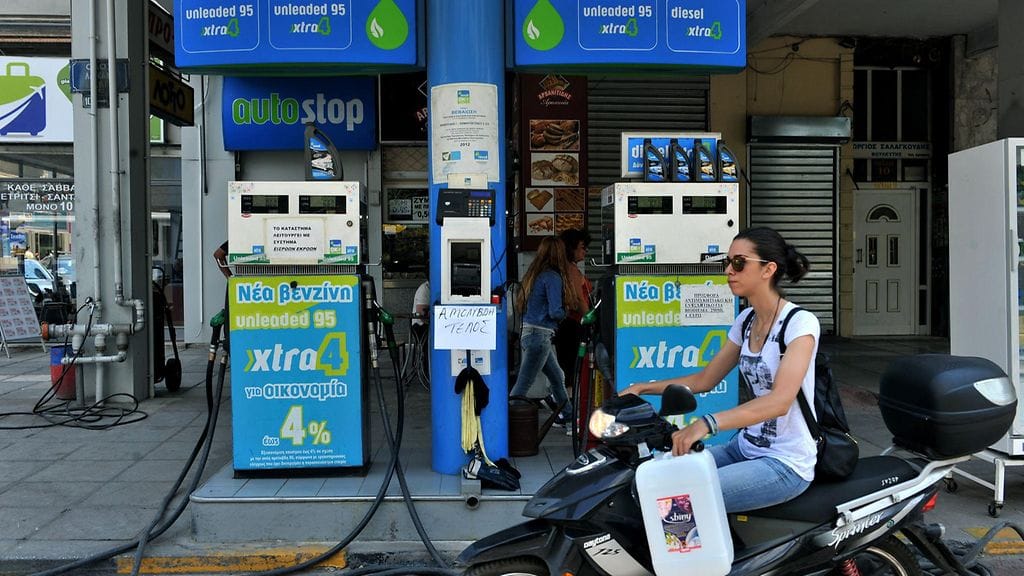 Ammattiliitot vastustavat lakolla hallituksen suunnitelmia leikata eläkkeitä ja nostaa veroja, kuten maan kansainväliset velkojat vaativat.