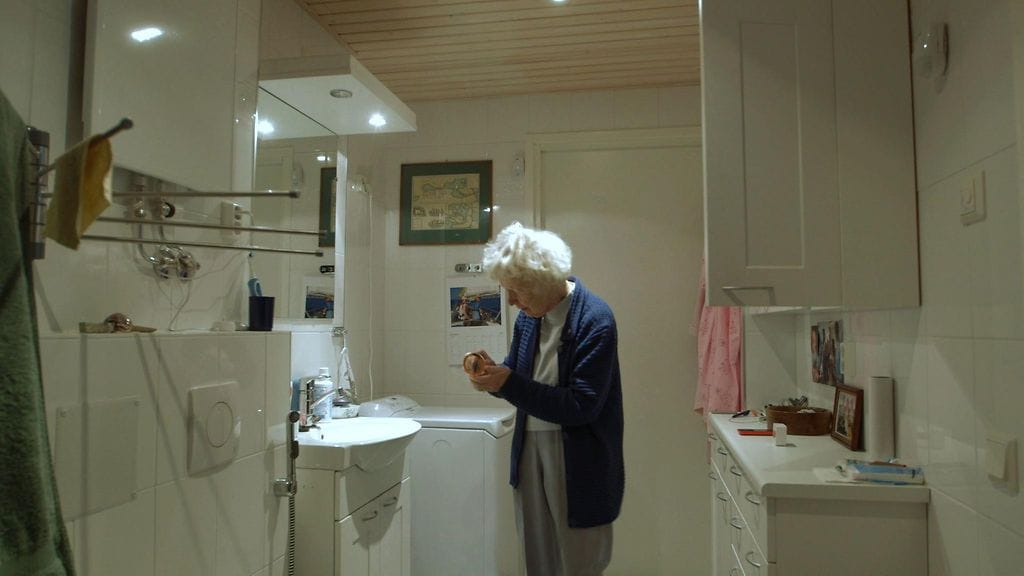 95-vuotiaan Maija Kaukorannan kylpyhuoneen ovenkarmin viereen on asennettu liiketunnistin.