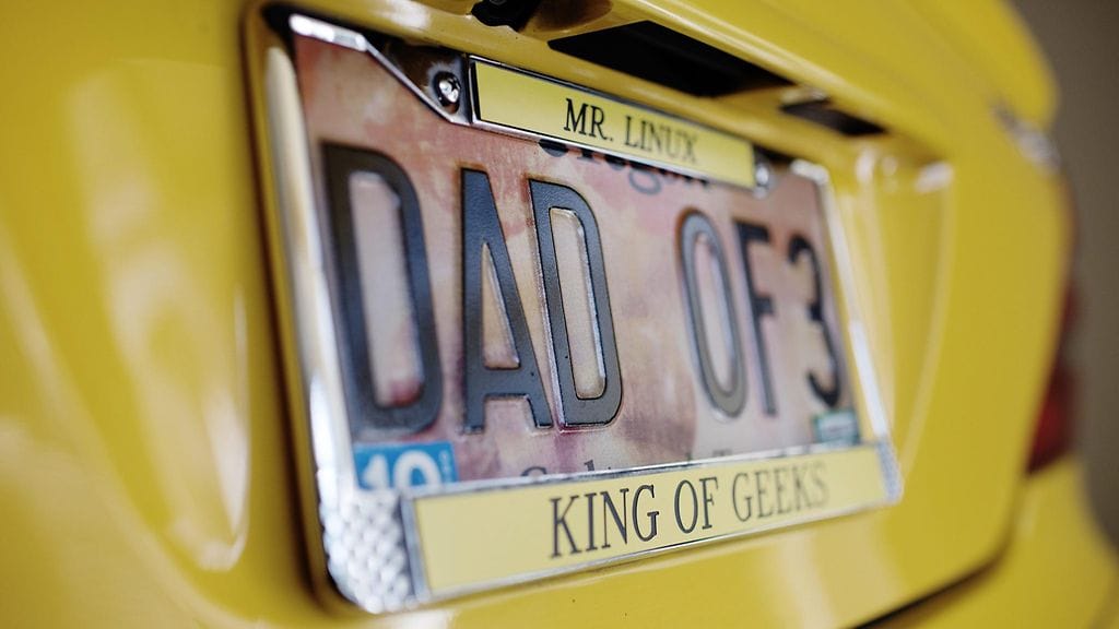 Myös Yhdysvalloissa asuvan suomalaisen ohjelmistoguru Linus Torvaldsin autosta löytyy kustomoitu reksiterikilpi.