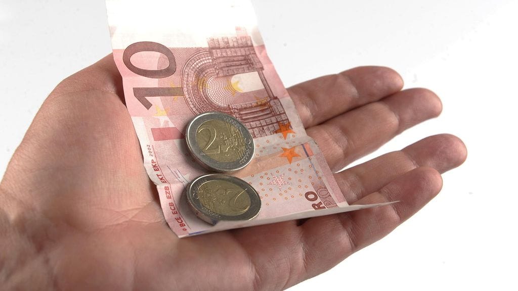 Eduskunta on hyväksynyt lain, jonka mukaan kansaneläkeindeksi jäädytetään ja sitä leikataan 0,85 prosenttia tämän vuoden tasosta. Kuvituskuva.