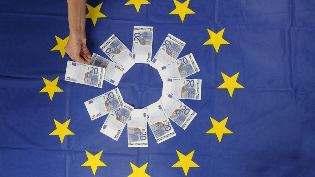 EU:n valtiovarainministerit puolsivat eilen sakkojen määräämistä alijäämäsääntöjen rikkomisesta, koska Espanja ja Portugali eivät ole ryhtyneet riittäviin toimiin asiassa.