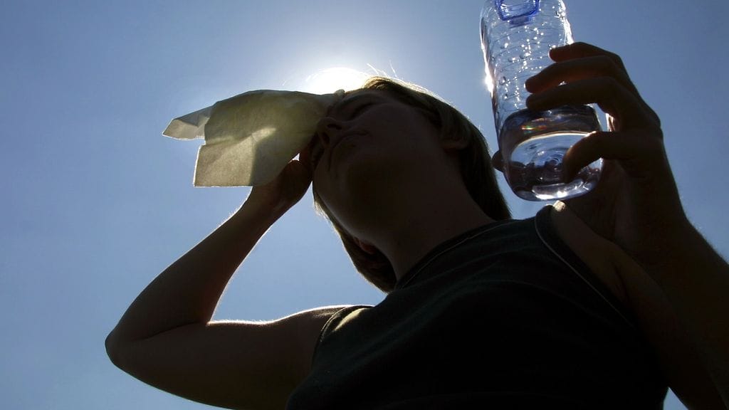 Helteellä on tärkeää juoda vettä.