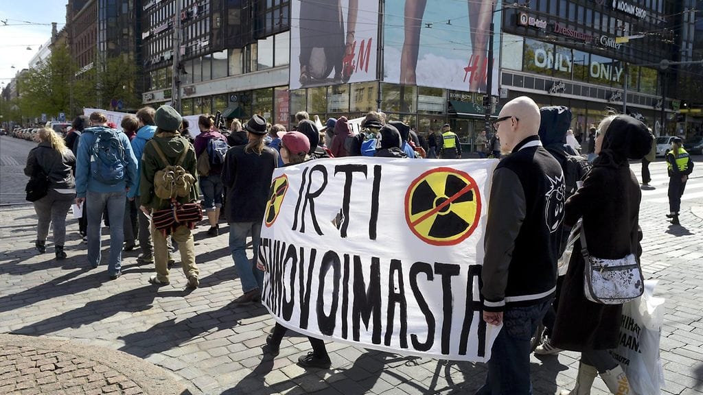 Fennovoiman ydinvoimalaa vastustava mielenosoitus Helsingissä 23. toukokuuta 2015.