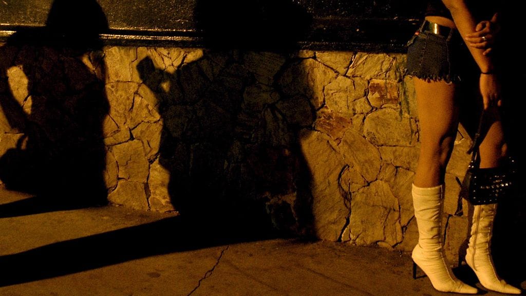 Myers-Powell joutui kohtaamaan prostituoina väkivaltaa, pahempaa hänen mielestään oli kuitenkin henkinen väkivalta ja arvottomuuden tunne. Kuvituskuvaa prostituoiduista kadulla.