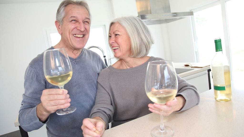 Pariskunta juo viiniä