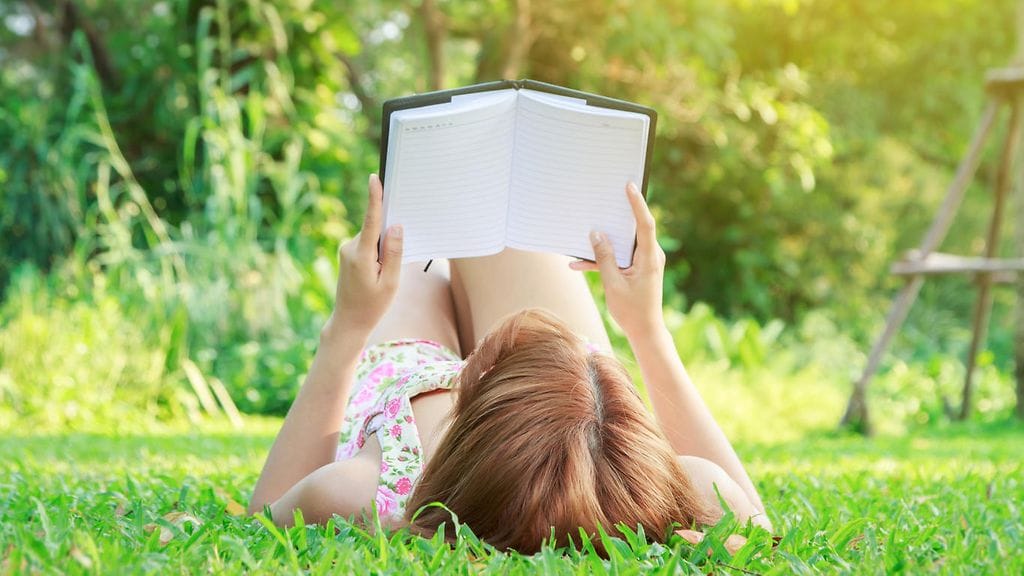 Nainen lukee kirjaa (1)