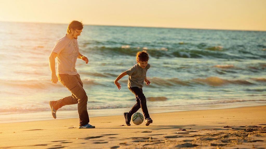 Lomalla meren rannalla (2)