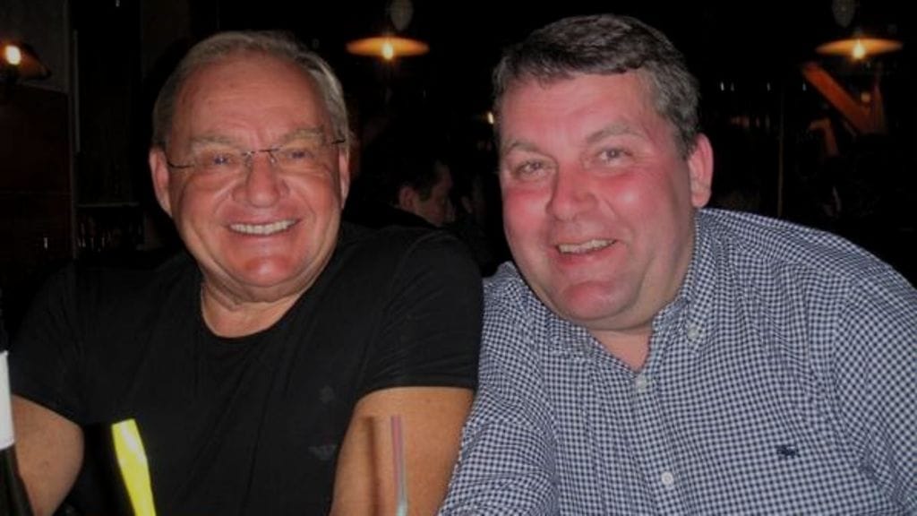 Heikki Sikströmin (oik.) lähettämä kuva hänen ja Rabbe Grönblomin matkalta Avoriatzista Ranskasta. Kuva on otettu ennen Grönblomin sairastumista syöpään.