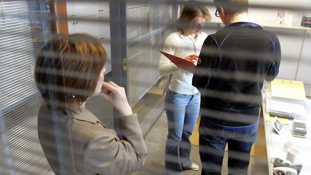 Esimiehen heikkoutena voi olla esimerkiksi vaikeus delegoida ja luottaa alaisiinsa.