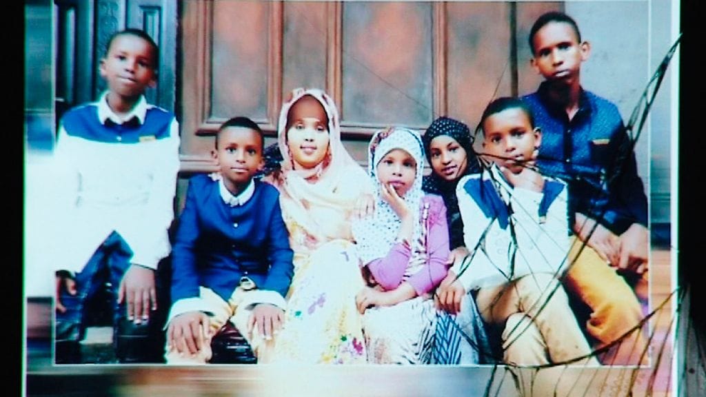 Tämä kuva on otettu Somaliaan jääneestä perheestä viime vuonna ennen Kallandin lähtöä. Kalland kuvassa oikealla.