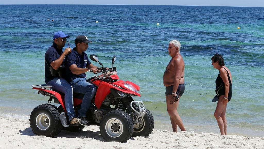 Tunisian turvallisuusjoukot partioivat Imperial Marhaba -hotellin edessä, jossa surmattiin 38 ihmistä viime perjantaina. Nyt merestä on löytynyt terroristin puhelin.