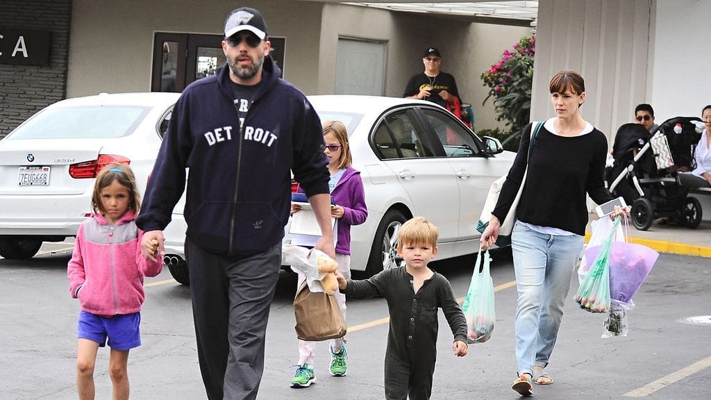 Ben ja Jennifer lastensa kanssa ostoksilla 14.6.2015.