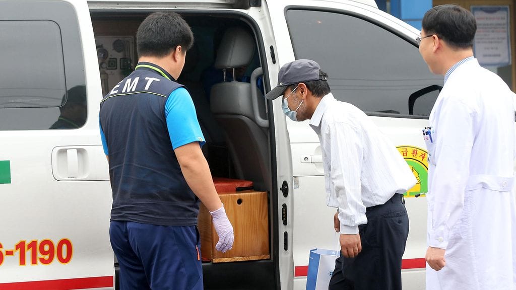 Mersistä parantunut mies sai kotiinkuljetuksen ambulanssin kyydissä Daegun kaupungissa viime viikolla.