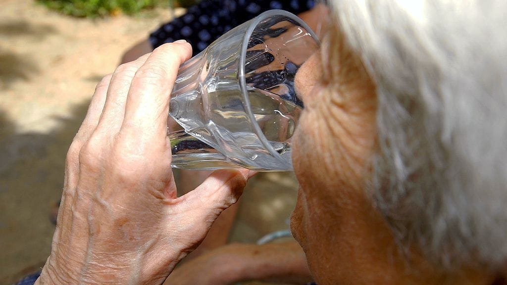 Vanhus voi tarvita muita ihmisiä muistuttamaan veden juomisesta.