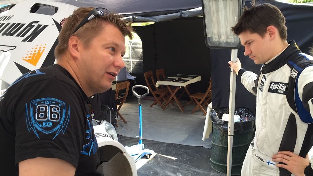 Teemu Suninen kilpailee Walesissa Toni Gardemeisterin tallin kalustolla.