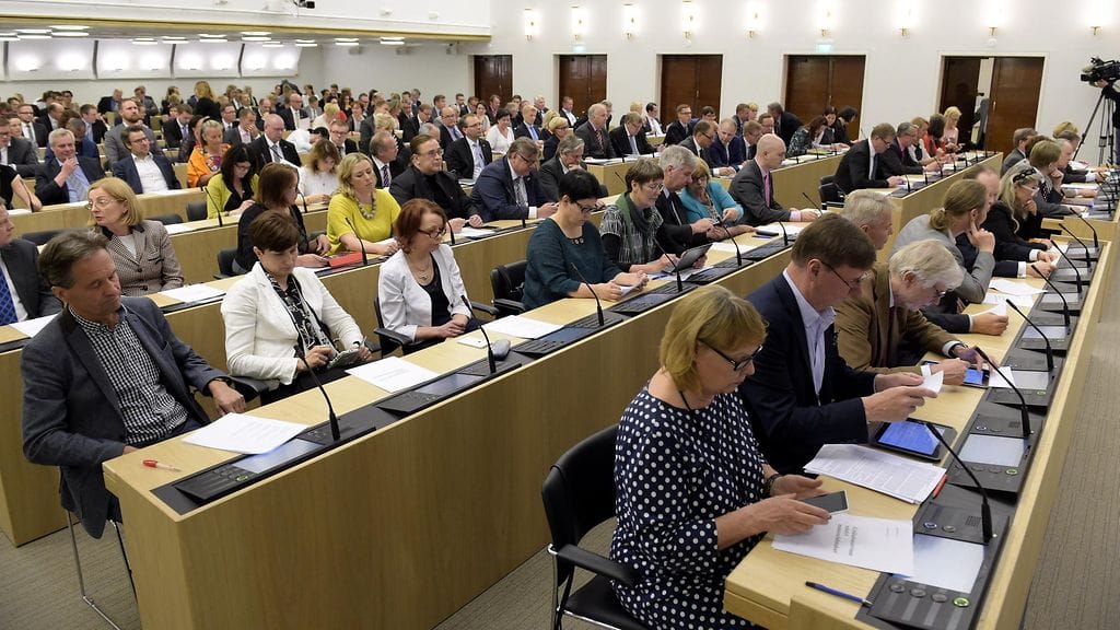 Eduskunnassa lain puolesta äänesti 107 edustajaa ja lakia vastaan 29 edustajaa. Poissa oli 63 edustajaa.