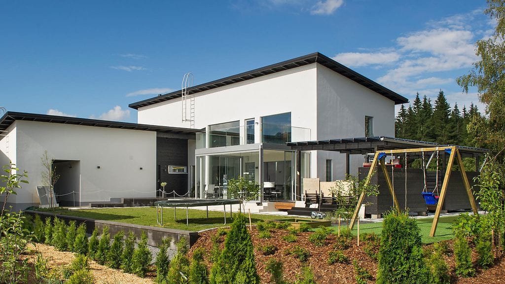 Huolista huolimatta yli puolet suomalaisista uskoo, että elinolot Suomessa kokonaisuutena joko kohentuvat tai pysyvät ennallaan seuraavien kymmenen vuoden aikana. Kolmannes olettaa olojen heikkenevän.