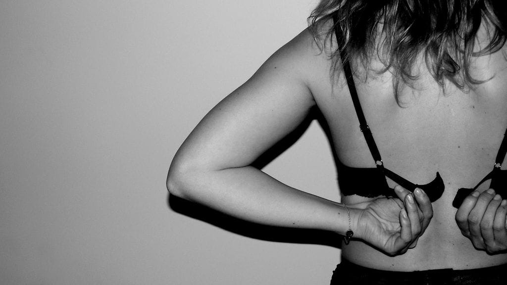 "Minulla on ikää jo sen verran, että 25-vuotiaan naisen iskeminen on työn ja tuskan takana. Rahalla menen ohituskaistaa pitkin", kertoo seksiä ostava Petri.