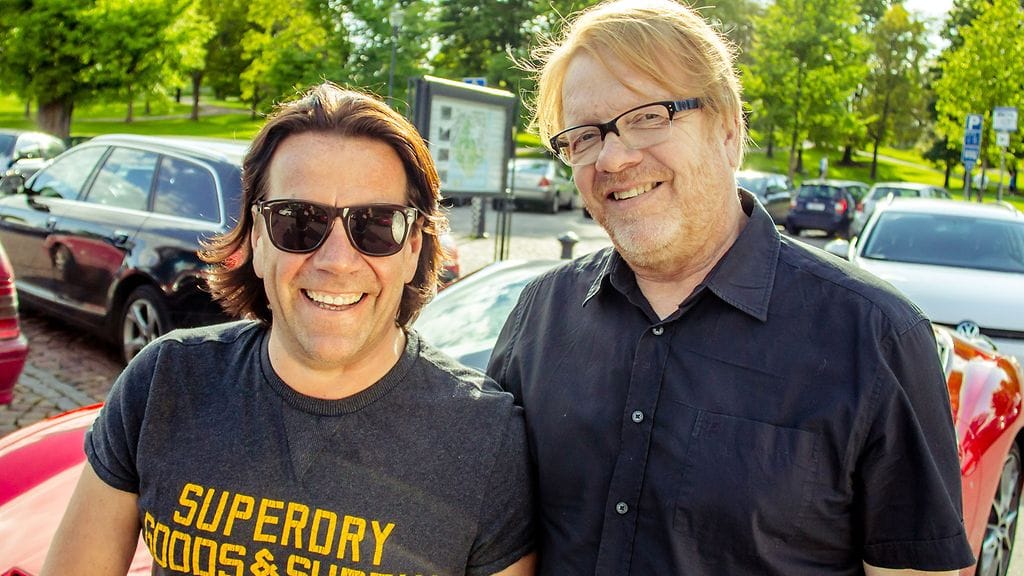 Mikko Kuustonen ja Heikki Silvennoinen valloittavat tiet upealla Ferrarilla.