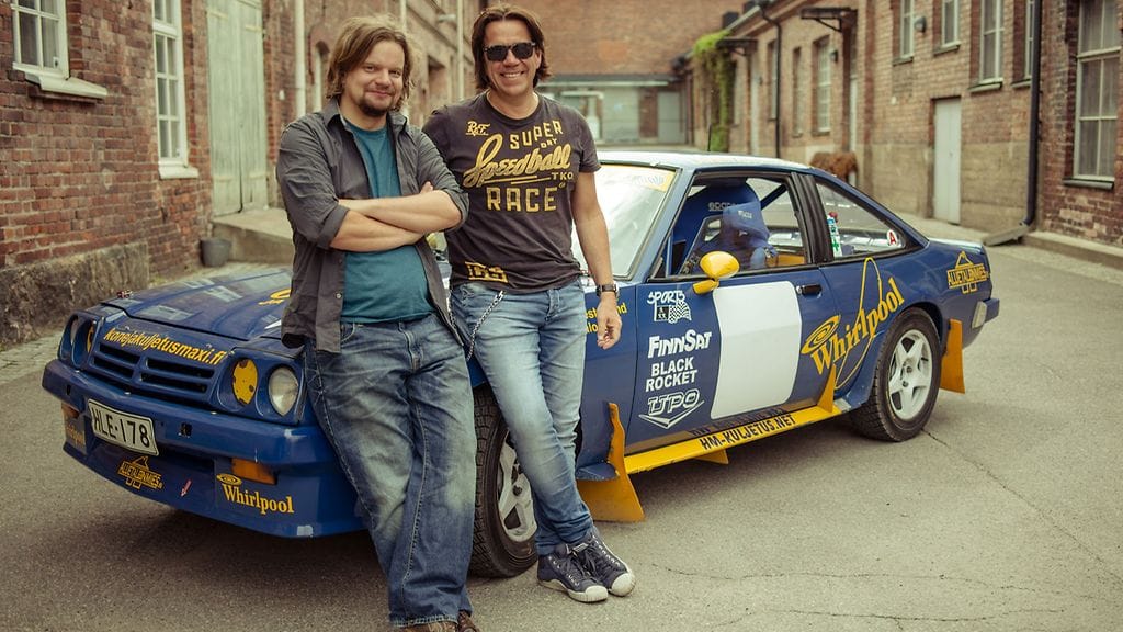 Ismo Leikola ja Mikko Kuustonen ovat yhtä hymyä loisteliaan ralliauton rinnalla.