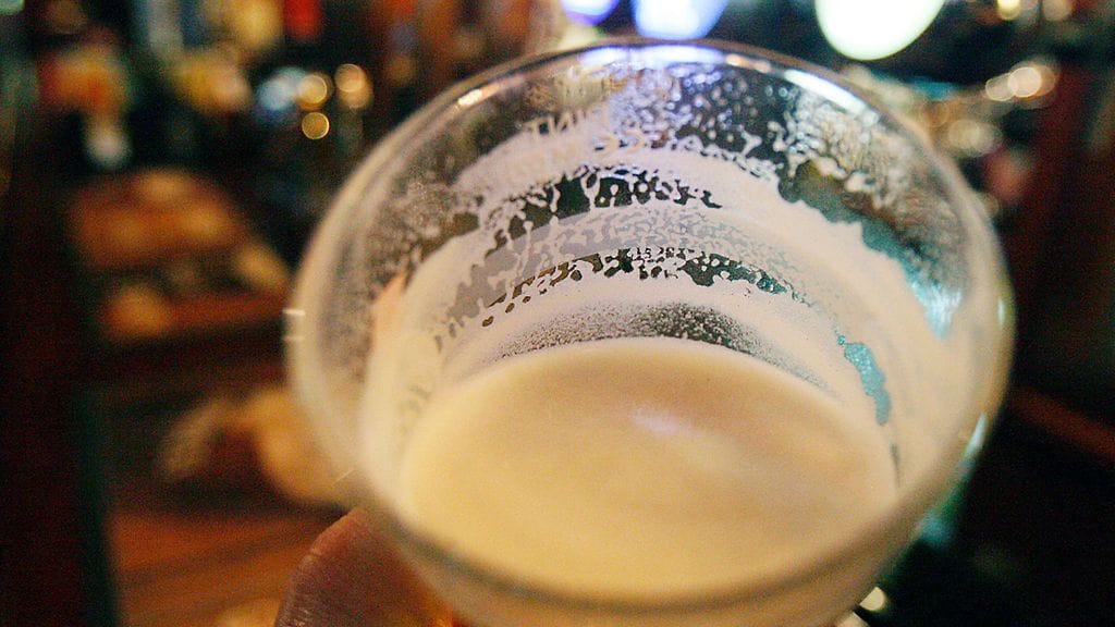 Kokoomuskansanedustaja Jaana Pelkosen mielestä ravintoloiden pitäisi saada myydä tuotteita ulos.